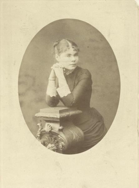 Портрет девушки, 1880-е, г. Санкт-Петербург. Альбуминовая печать.