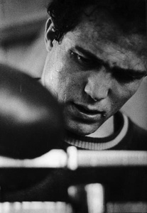 Олимпийский чемпион боксер Владимир Енгибарян, 1956 год. Выставка «Советские покорители Олимпа» с этой фотографией.