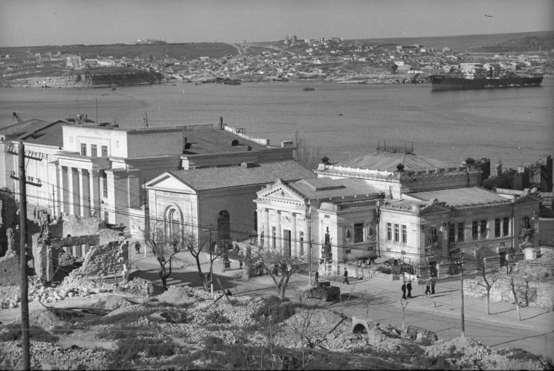 Севастополь, 1949 год, Крымская обл., г. Севастополь. Дом офицеров флота и Военно-исторический музей Черноморского флота.&nbsp;