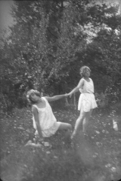 Девушки в туниках на поляне, 1920-е