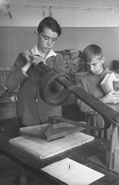 В мастерской, 1943 год