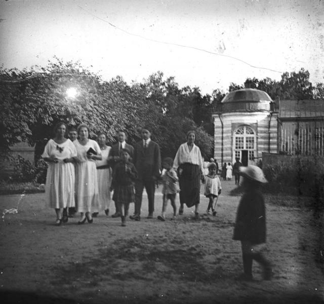 У оранжереи, 1910-е, Московская губ., Московский у., усадьба Кусково