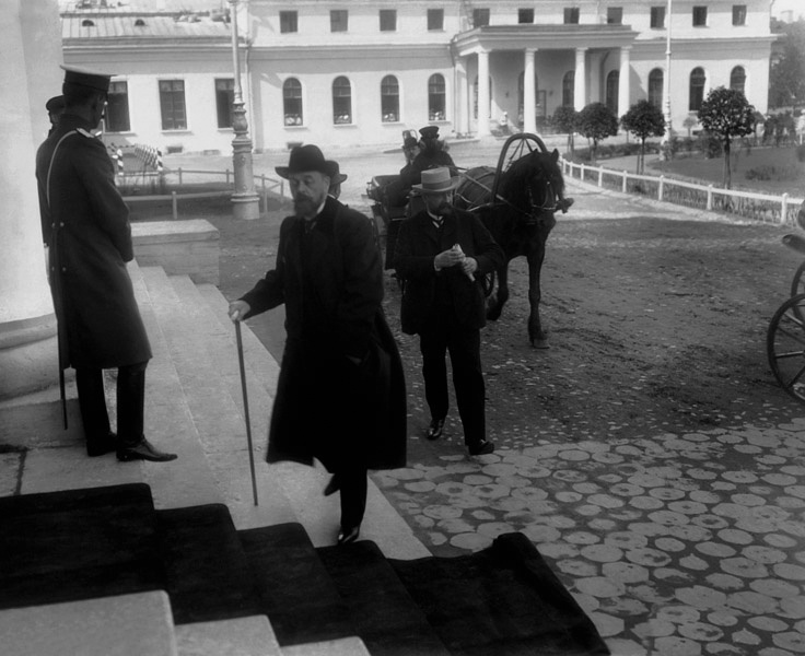 Прибытие членов Думы на первое заседание, 27 апреля 1906, г. Санкт-Петербург. Выставка «Накануне»&nbsp; и «Трость» с этой фотографией.
