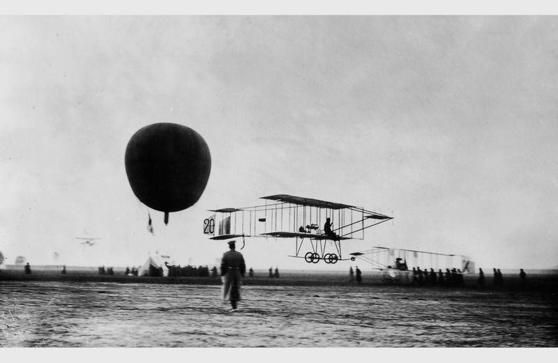 Взлет «Фарман-4» летчика М. Л. Мациевича, 1910 год, Санкт-Петербургская губ.. Выставка «Накануне» с этой фотографией.
