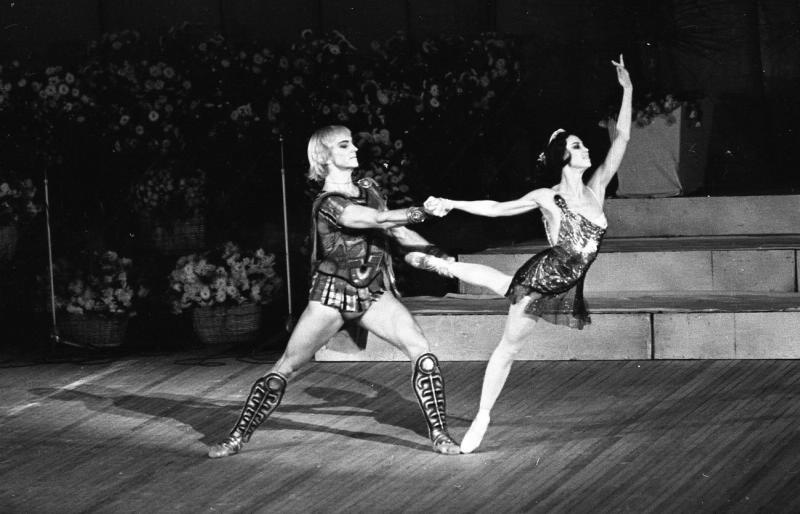 Марис Лиепа и Марина Кондратьева в сцене из балета «Спартак», 25 февраля 1976 - 5 марта 1976