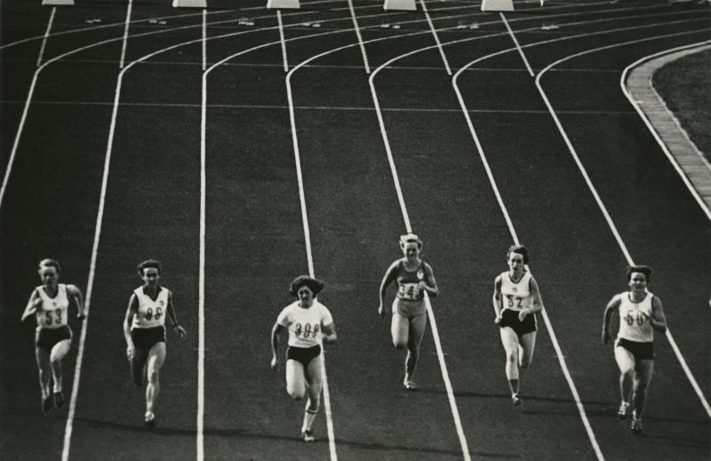 Бегуньи, 1970-е. Выставка «О спорт – ты мир!» с этой фотографией.