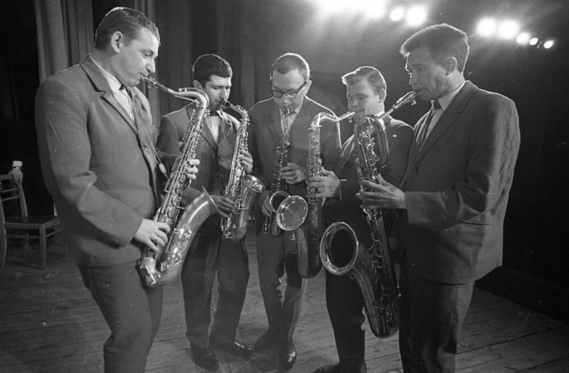 Амурская филармония. Саксофонисты, 1960-е. Выставка «"То, что мы играем, и есть сама жизнь". – Луи Армстронг» с этой фотографией.