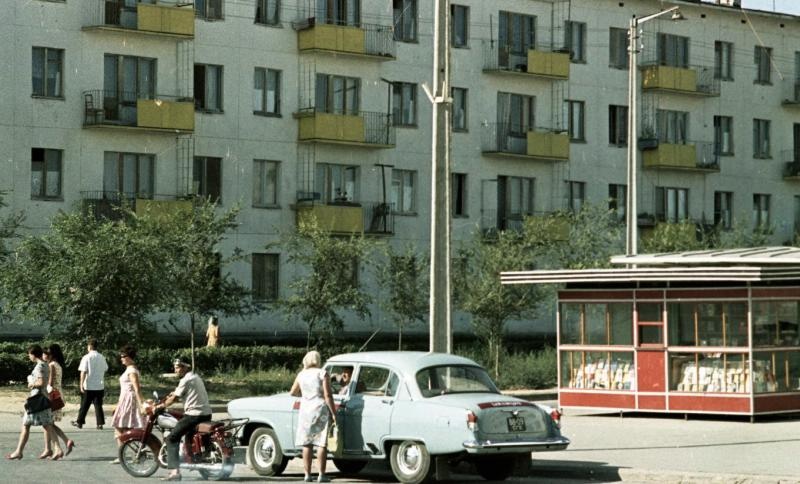 На улице, 1967 год, Волгоградская обл., г. Волжский. Выставка «Киоск или палатка» с этой фотографией.