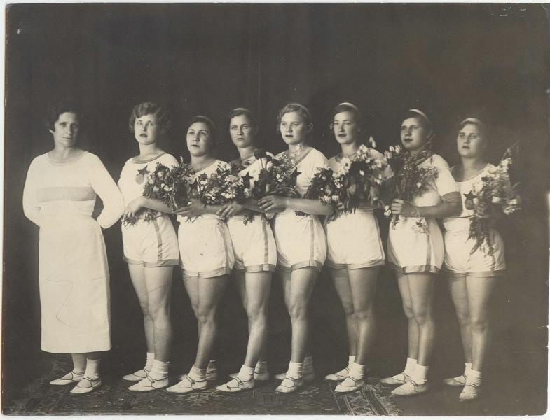 Спортсменки с цветами, 1930-е