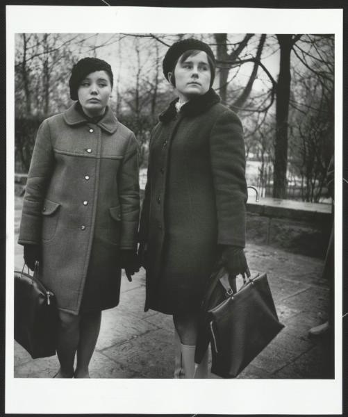 Студентки, 1968 год, Литовская ССР, г. Вильнюс. Выставка «10 лучших фотографий Антанаса Суткуса»,&nbsp;«Портреты Антанаса Суткуса» с этой фотографией.