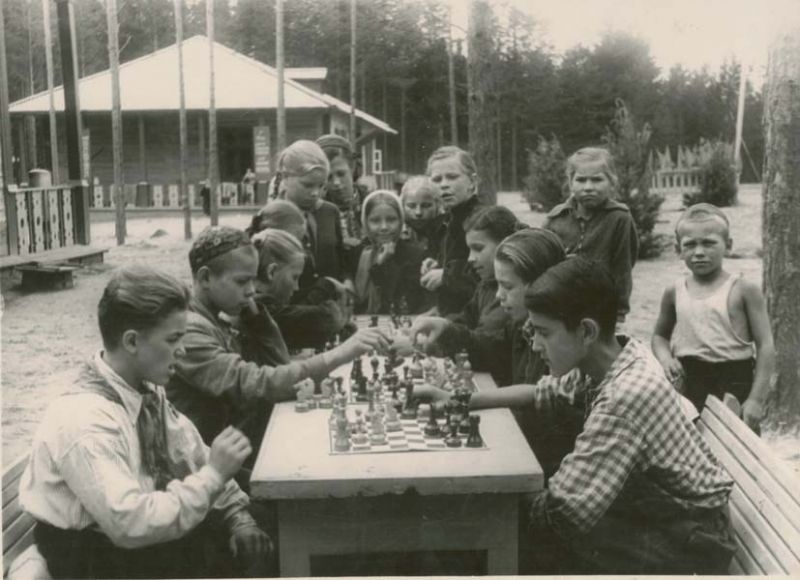 За игрой в шахматы: в пионерском лагере строителей, июль 1958, г. Череповец и Череповецкий район