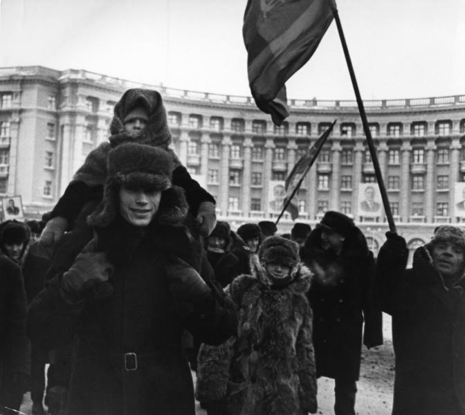 Демонстрация, 1965 - 1975, г. Норильск. Портреты членов Политбюро ЦК КПСС располагаются на фасаде универмага «Талнах».