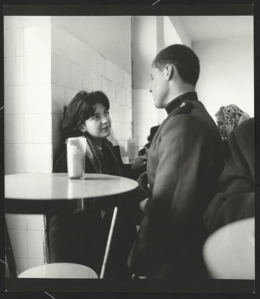 Свидание с солдатом, 1964 год, Литовская ССР, г. Паланга. Выставка «10 лучших фотографий Антанаса Суткуса» с этой фотографией.