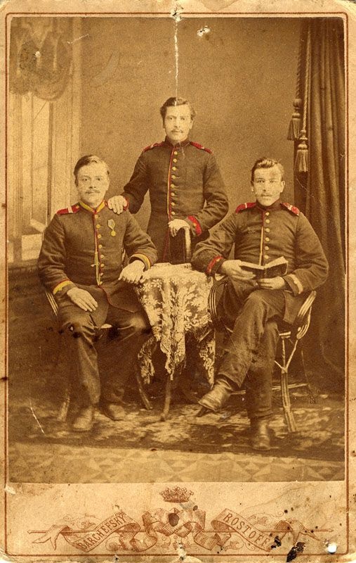 Трое неизвестных в военной форме, 1900-е, г. Ростов. Выставка «В красной фуражке» с этой фотографией.
