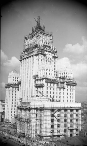 Строительство высотного здания на Смоленской площади, 1953 год, г. Москва. Выставка «Будни 1953 года» с этой фотографией.