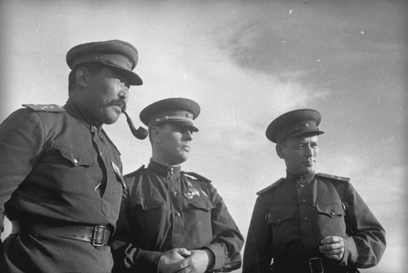 Михаил Шолохов среди военных, 1943 год. Видео «Судьба человека» с этой фотографией.&nbsp;