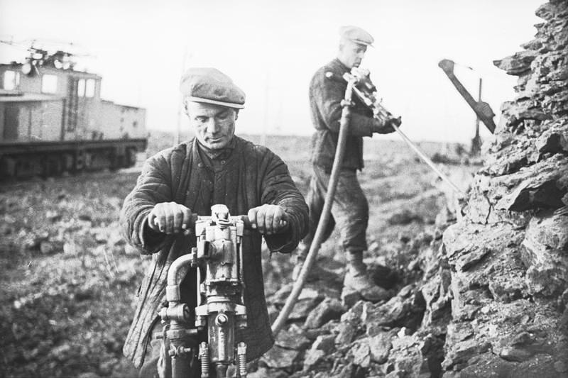 Разработка руды открытым способом (рабочие с отбойными молотками), 1937 год, г. Магнитогорск