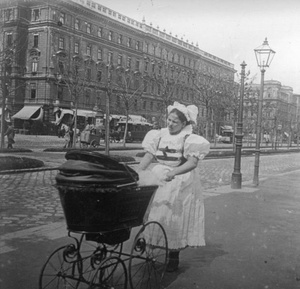 Прогулка по Екатеринославу, 1900-е, г. Екатеринослав. Город Екатеринослав с 1926 года – Днепропетровск, с 2016 года – Днепр.Выставки&nbsp;«Дореволюционная Россия: профессии»,&nbsp;«На прогулке», «Няня в Российской империи» и видео «Пора гулять» с этой фотографией.