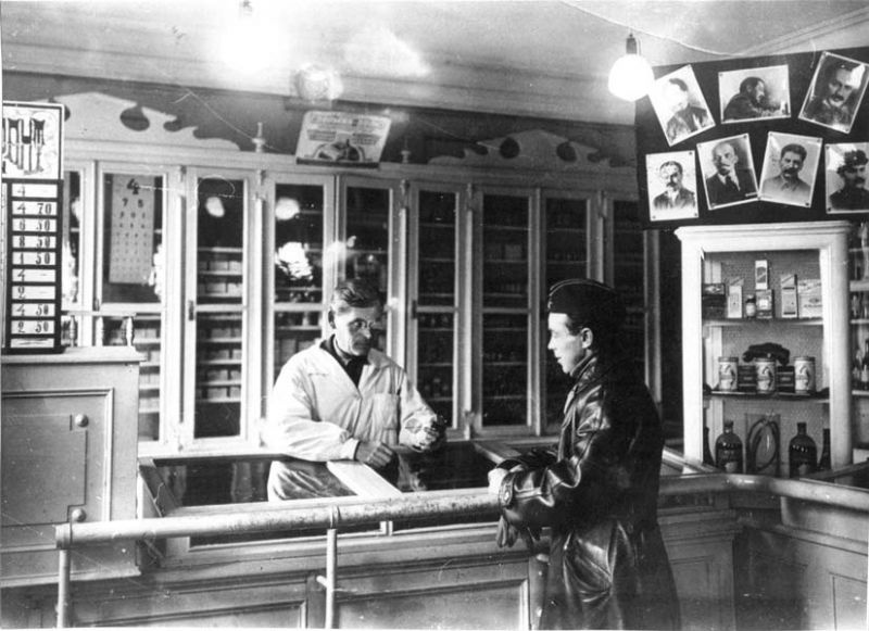 Магазин санитарии и гигиены, 1936 год, г. Череповец. Выставка «Мой руки и следи за чистотой» с этой фотографией.&nbsp;