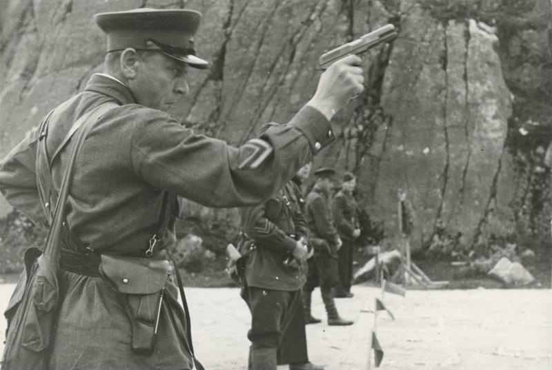 Соревнования в день МЮДа, 1940 - 1943. Выставка «Кто с мечом к нам придет…» с этой фотографией.