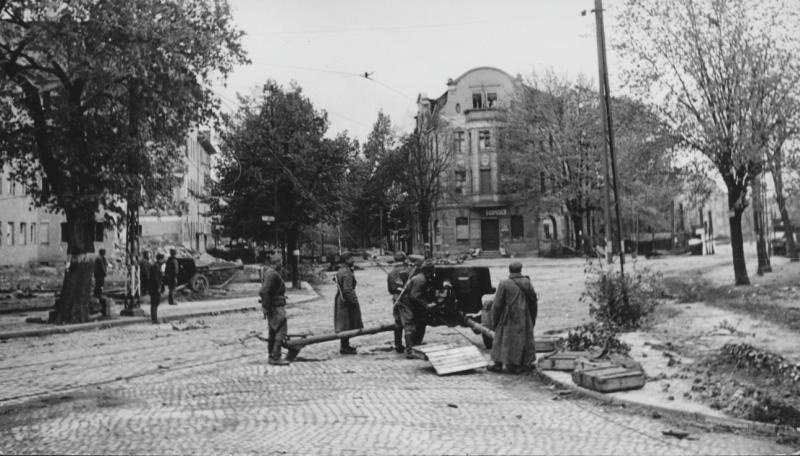 Бои в Берлине. Артиллеристы на боевой позиции, 25 апреля 1945 - 2 мая 1945, Германия, г. Берлин