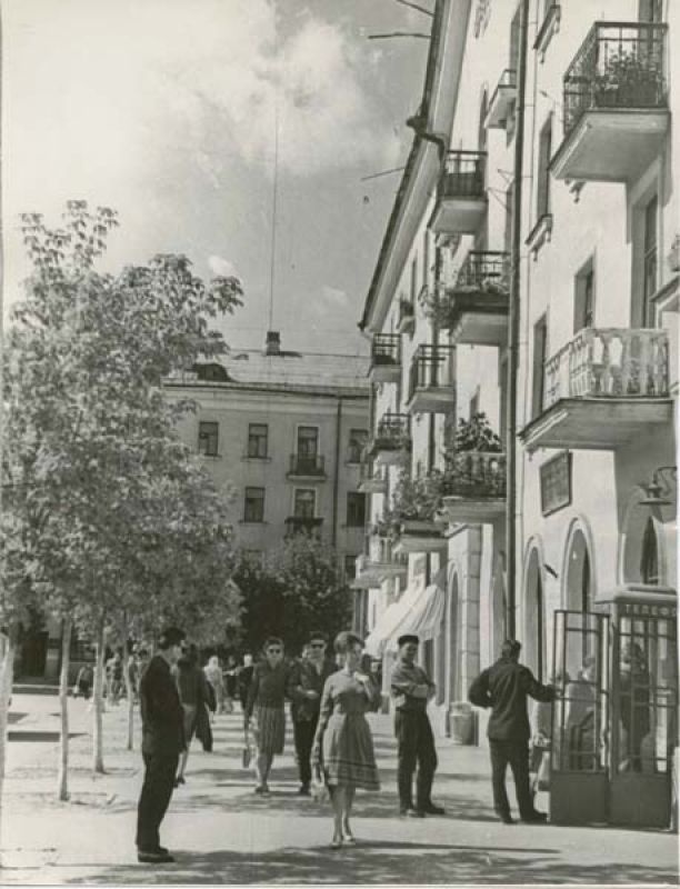 Летний день: площадь Металлургов, 1965 год, г. Череповец. Выставка «Кидай монетку» с этой фотографией.