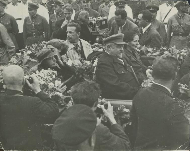 Встреча челюскинцев, 19 июня 1934, г. Москва. На заднем сидении – летчик Михаил Громов.
