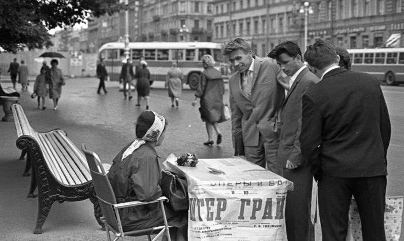 Продавщица театральных билетов на Невском проспекте, 1960-е, г. Ленинград