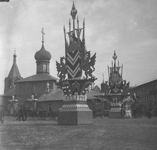 Триумфальные колонны на Лубянской площади в дни коронации Николая II, май 1896, г. Москва. Выставка «Москва праздничная» с этой фотографией.