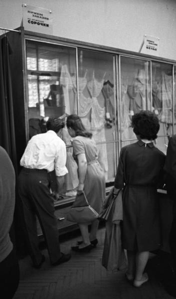 У витрины с образцами изделий, 1960-е, г. Ленинград. В ателье.