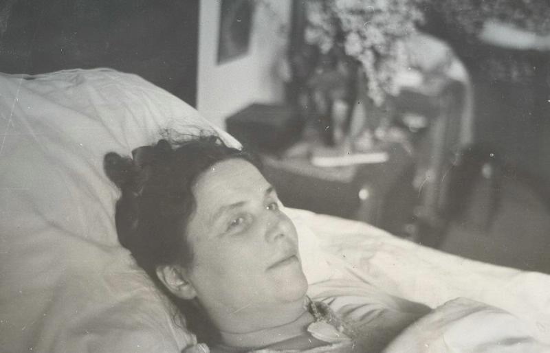 Женщина в кровати, 1954 год