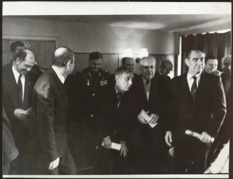Члены ГКЧП, освобожденные из-под ареста. Из серии «Лица и положения», 1993 год. Выставка «Под арестом» с этой фотографией.