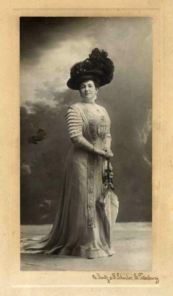 Портрет дамы в черной шляпе с зонтиком, 1894 - 1901, г. Санкт-Петербург