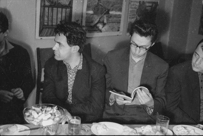 Фазиль Искандер, Аркадий Арканов за столом в редакции журнала «Юность», 1963 год