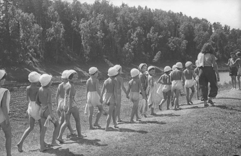 Детский сад в походе, 1939 год, Московская обл.. Выставка «Воспитатели XX века» с этой фотографией.&nbsp;