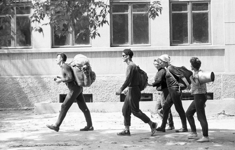 Туристы, 1964 год, Молдавская ССР, г. Тирасполь. Швейная фабрика «40 лет ВЛКСМ».Выставки&nbsp;«Молодежь 1960-х» и «СССР в 1964 году» с этой фотографией.