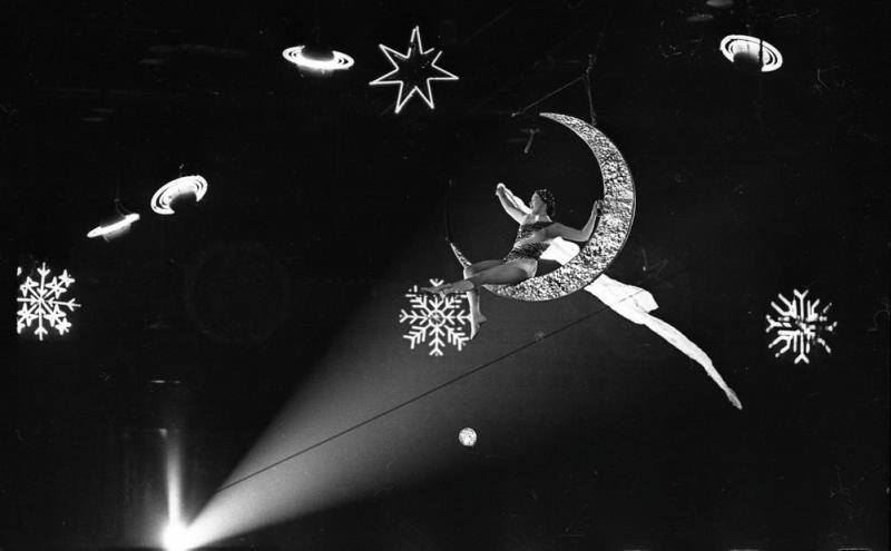 Воздушная гимнастка Раиса Немчинская в новогоднем спектакле «Золотой орех», 1 декабря 1959 - 31 января 1960, г. Москва. Выставка «Цирк!» с этой фотографией.