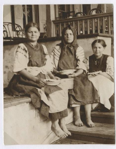 Крестьянки с ягодами, 1907 год. Выставка «Освобожденные крестьяне» с этой фотографией.
