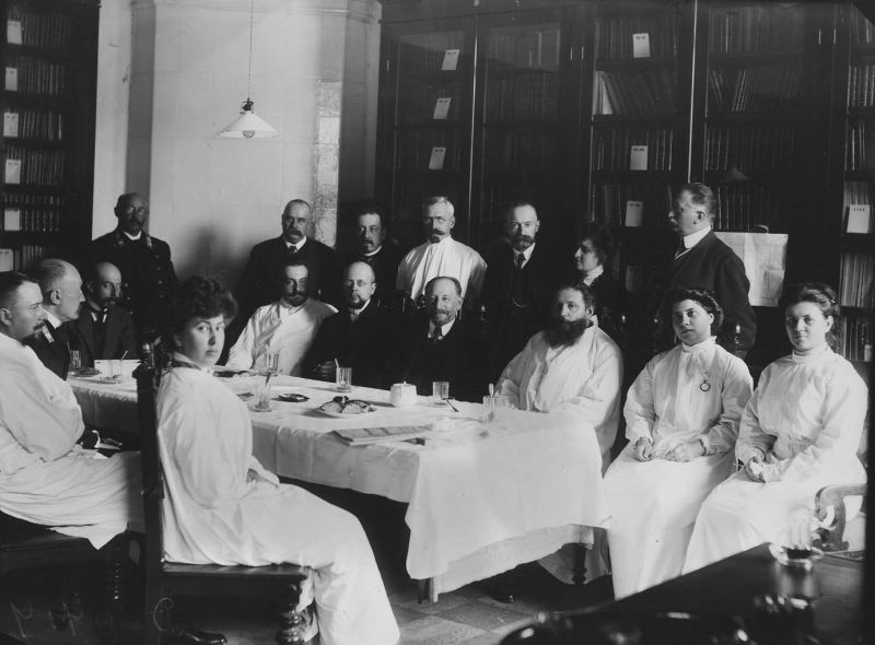 Группа врачей и немецкий врач и ученый, лауреат Нобелевской премии Пауль Эрлих (в центре) на совещании по поводу применения препарата «606», изобретенного Эрлихом, 1910 год