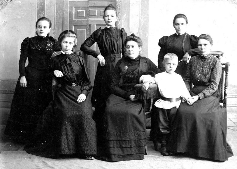 Воскресенская М.П., одна из первых русских женщин врачей (в центре), 1900-е, г. Череповец и Череповецкий район