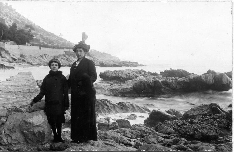 Фотография женщины и девочки на берегу моря на фоне горы, 1900-е. Выставка «Женщина Прекрасной эпохи» с этой фотографией.&nbsp;