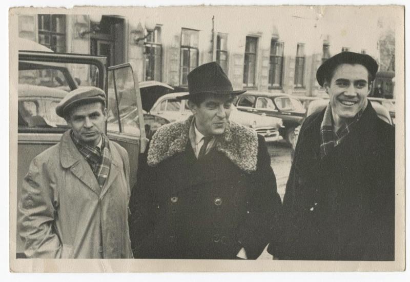 Фотограф Сергей Васин, художник Иосиф Оффенгенден и поэт Л. Латышев у редакции «Юности», 1950-е. Авторство снимка приписывается С. И. Васину.Видео «"Юность" была у всех» с этой фотографией.