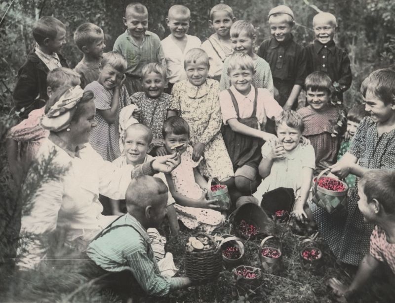 Дети на отдыхе на даче. Сбор ягод, 1953 год, Владимирская обл., Муромский р-н. Выставка «По ягоды» с этой фотографией.
