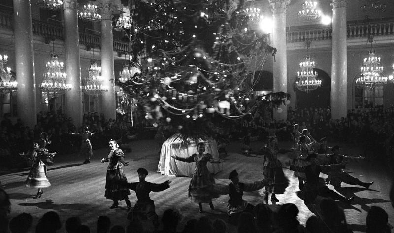 Новогодняя елка в Колонном зале Дома Союзов, 1947 год, г. Москва. Выставка: «Пять минут истории: Советский Новогодний Союз» с этой фотографией.