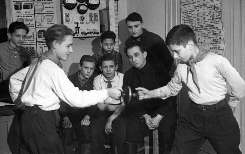 Кружок физики в 114-й школе, 1947 - 1949, г. Москва. Выставка «В школу!» с этой фотографией.