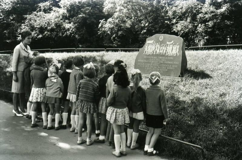 Дети на экскурсии на площади Победы в Таллине, 1960 - 1965, Эстонская ССР, Таллин