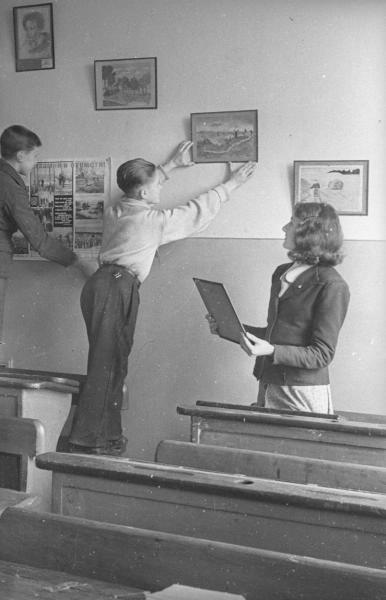 Оформление стен в школьном классе, 1943 год