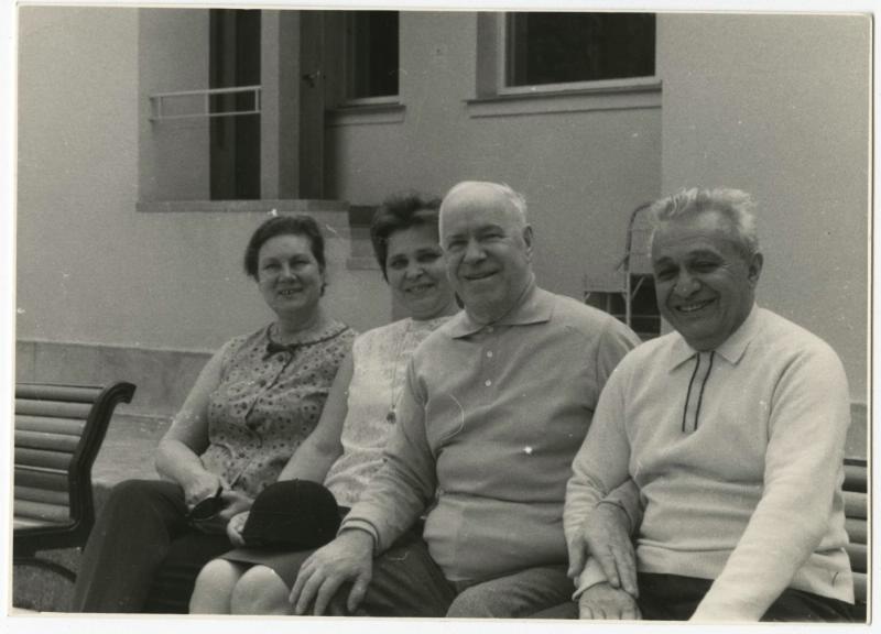Георгий Жуков в окружении родных и друзей, 1960-е