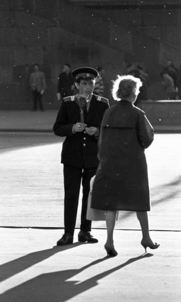 Милиционер с букетом на Невском проспекте, 1960-е, г. Ленинград
