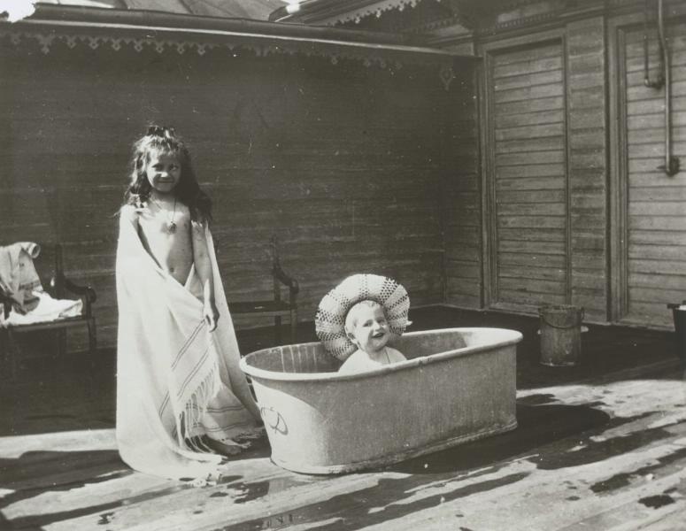 После купания. Аня и Дима Карповы, 1900-е. Выставка&nbsp;«Мой руки и следи за чистотой» с этой фотографией.&nbsp;